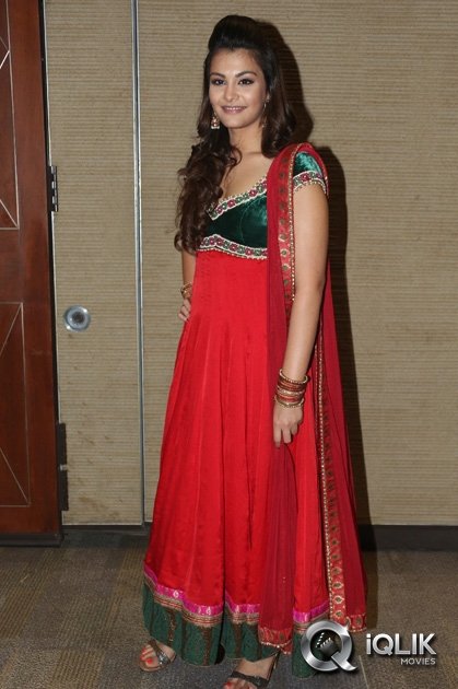 Nazia-Hussain-at-Nee-Jathaga-Nenundali-Movie-Audio-Lainch